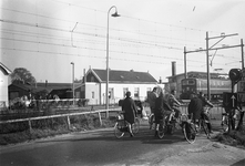 76547 Gezicht op de spoorwegovergang tussen de Spoordijk en de Concordiastraat te Utrecht, uit het westen, tijdens de ...